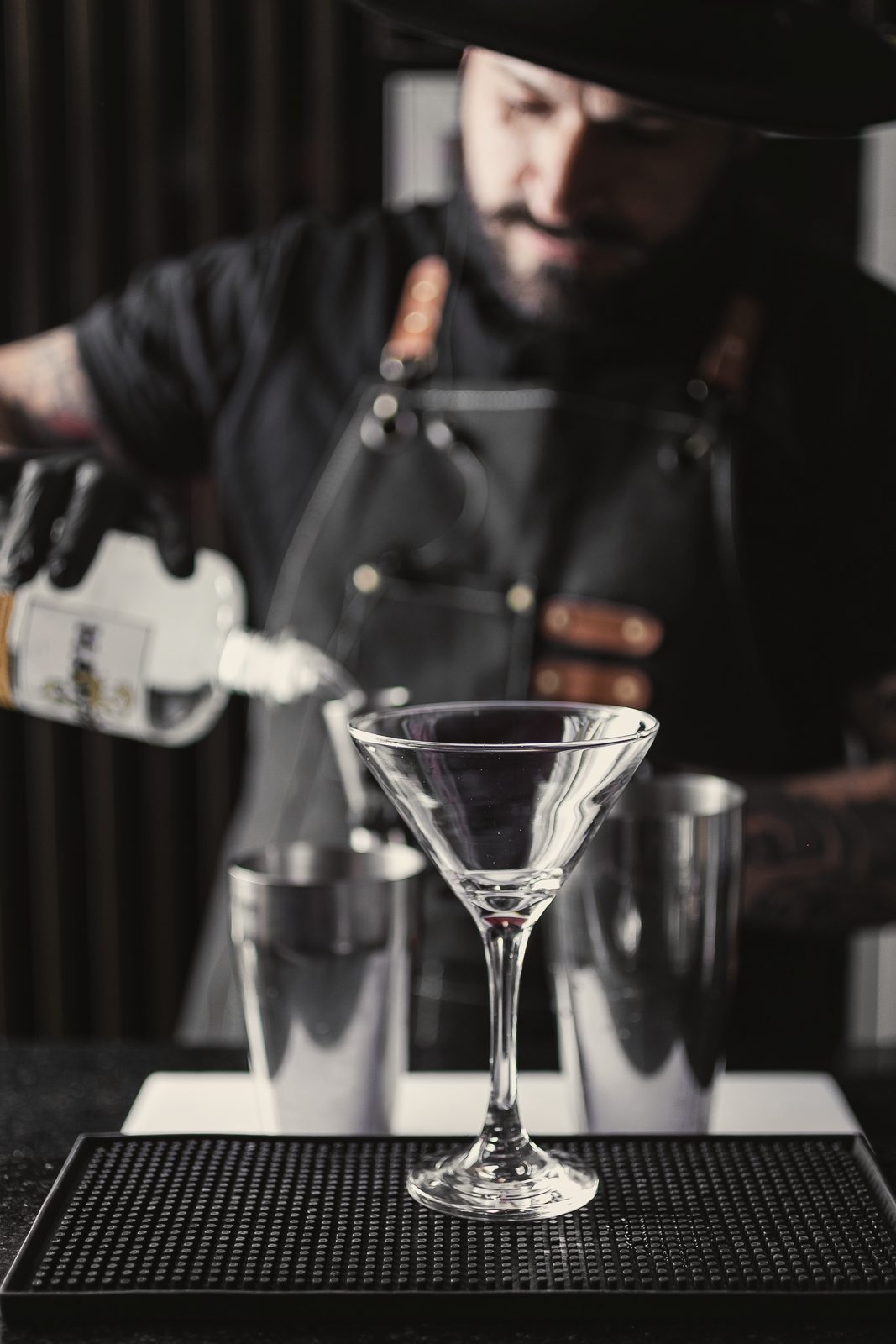 Barman servindo uma taça de martini