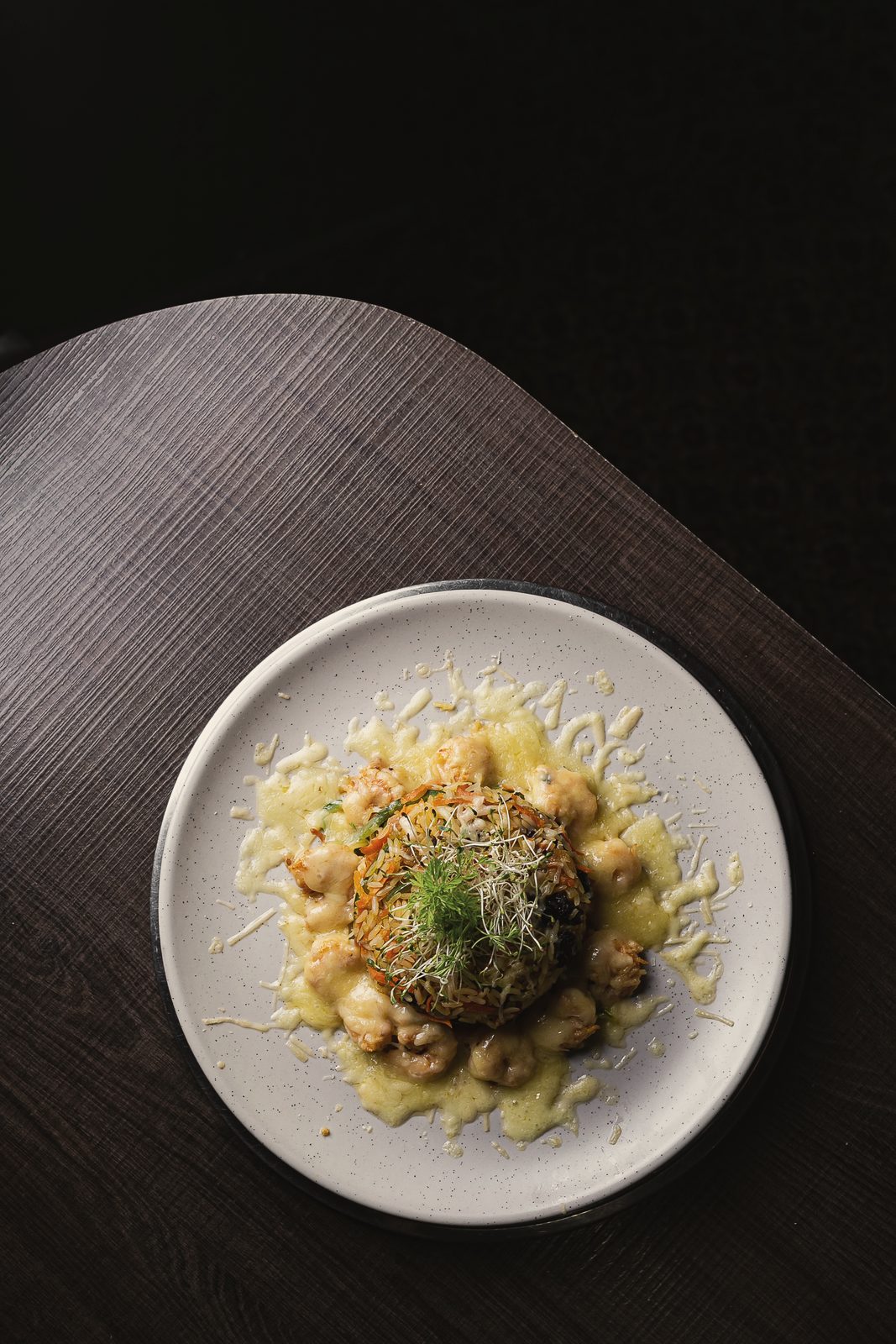 Prato da cozinha da Sense servido na mesa
